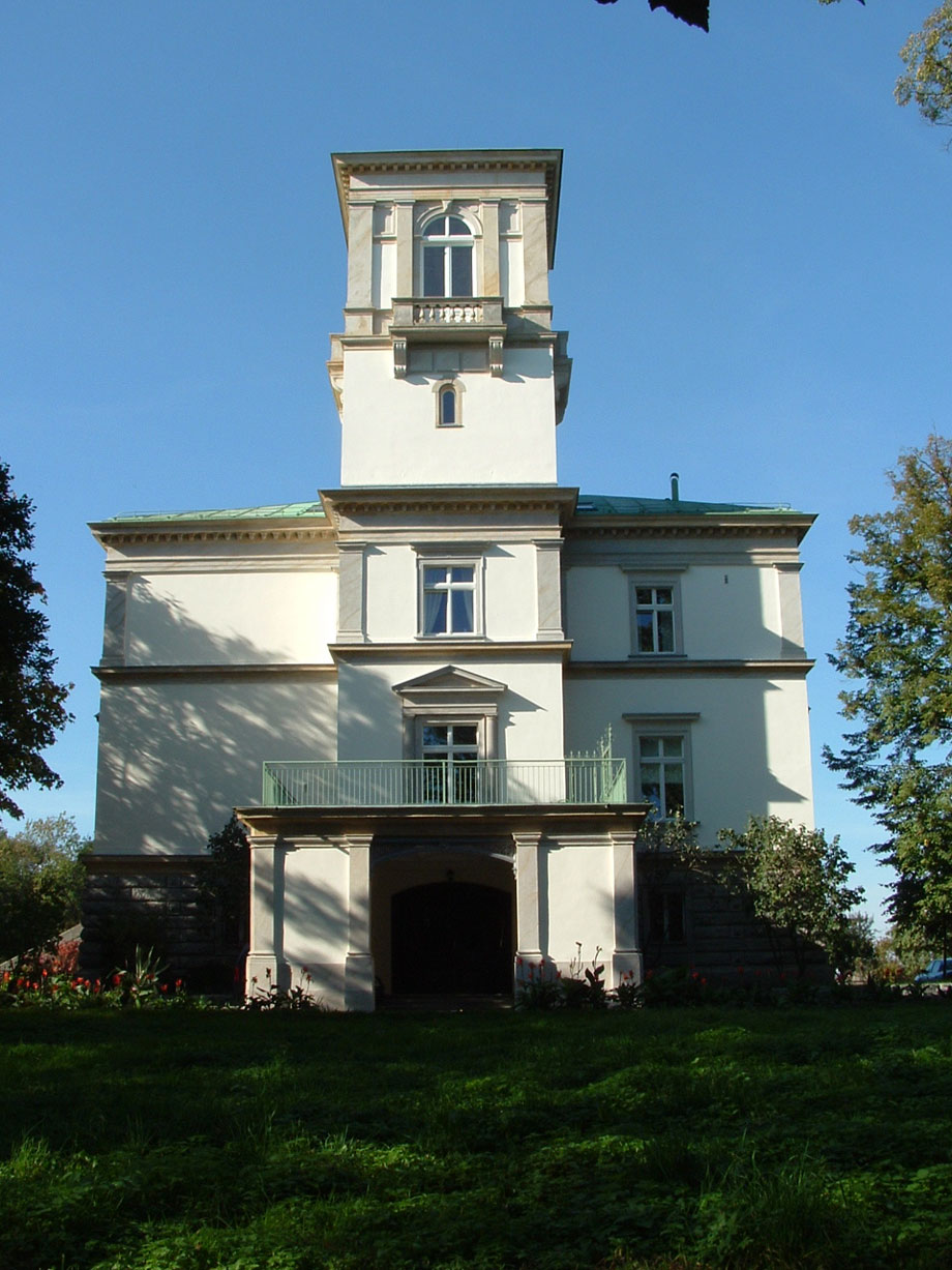 Renowacja elewacji i wnętrz zabytkowego pałacu w Morawie1