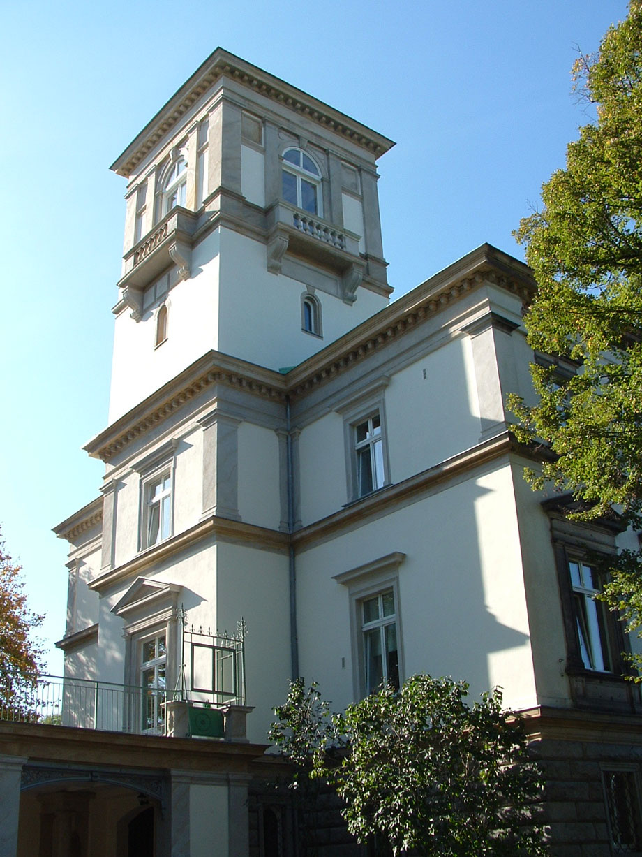 Renowacja elewacji i wnętrz zabytkowego pałacu w Morawie2